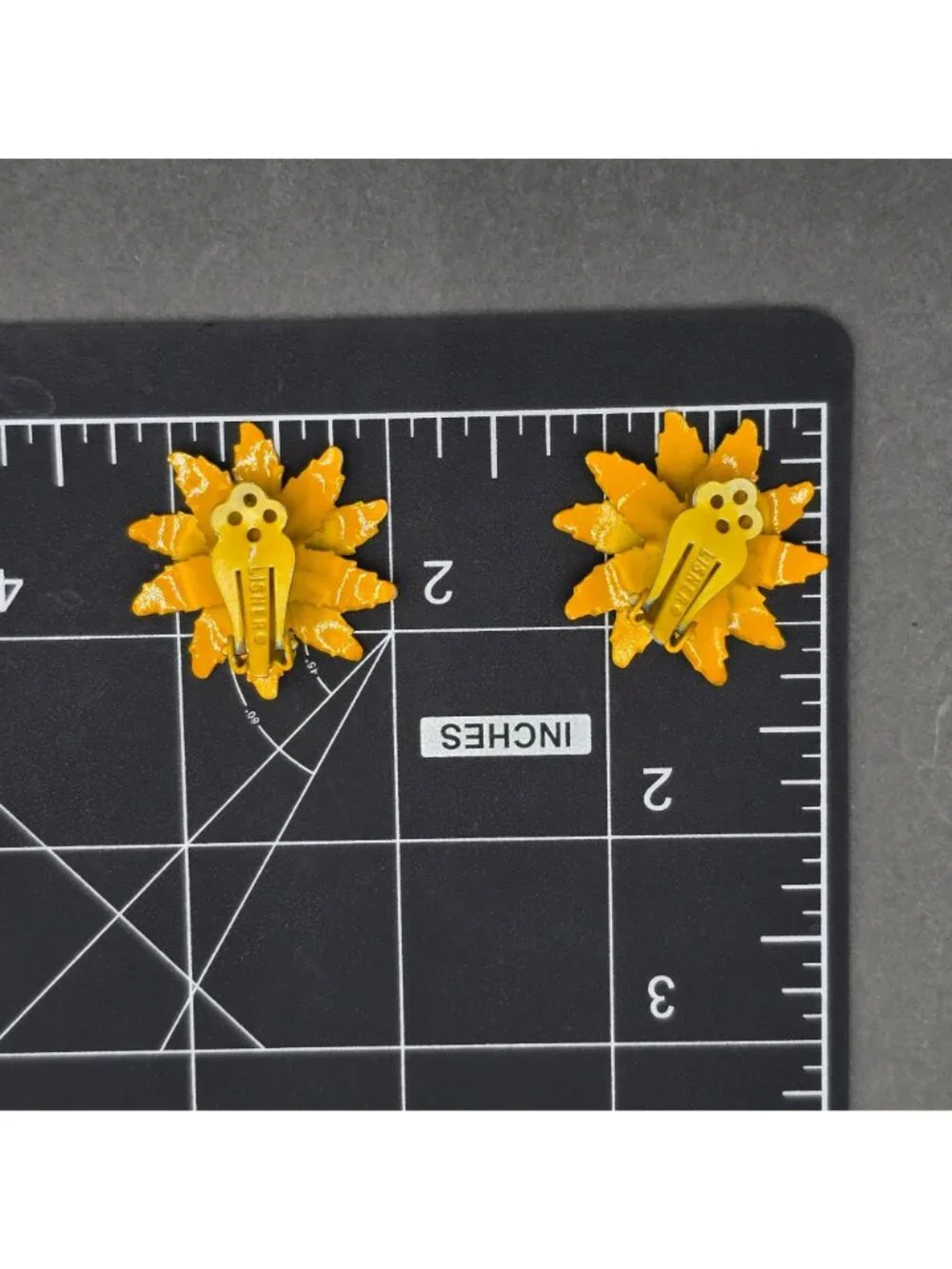 Vintage Lisner Poinsettia Clip On Earrings Enamel Mid-Century Floral Jewelry 1.2